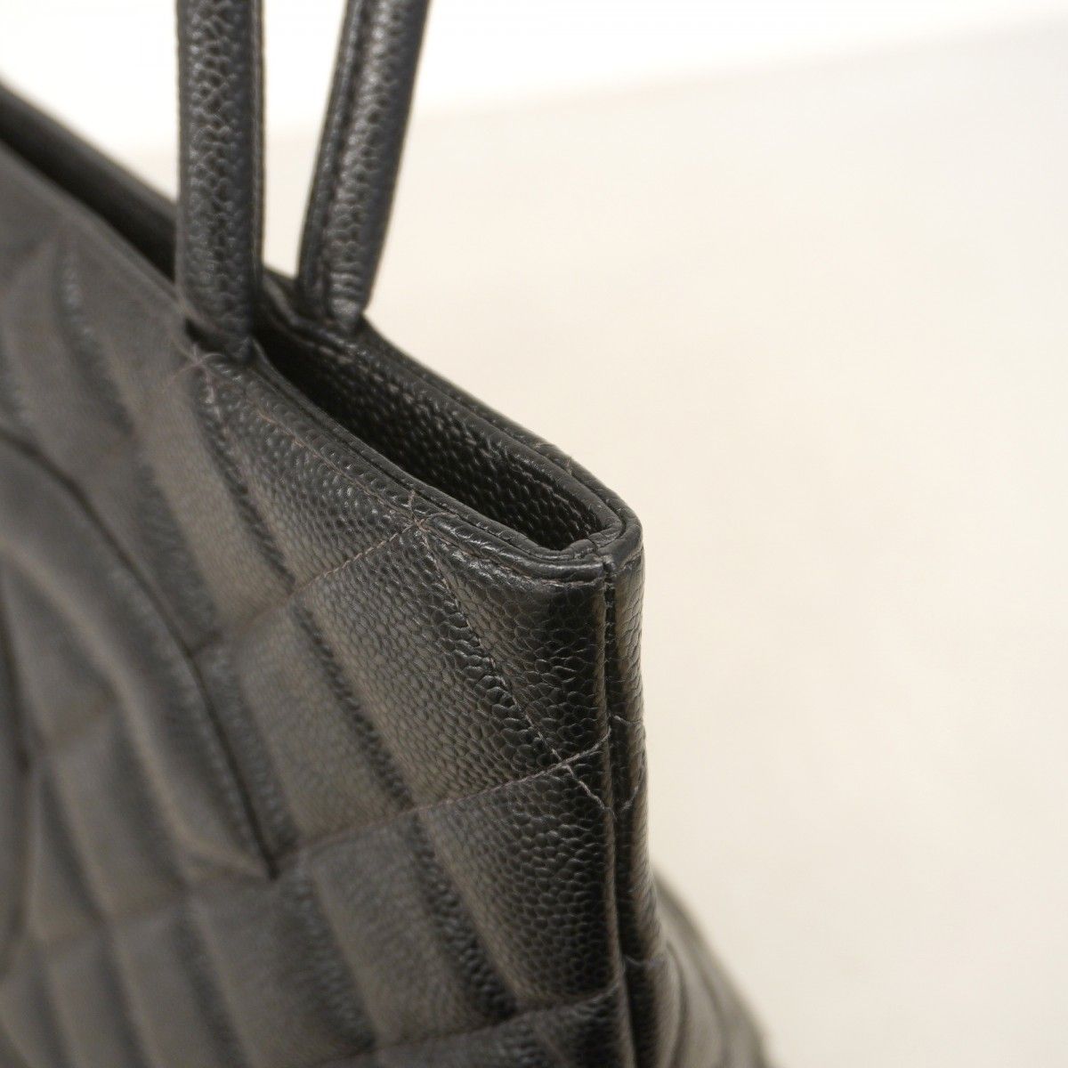 Chanel Tote Medallion Caviar Leather Black Gold — view 7