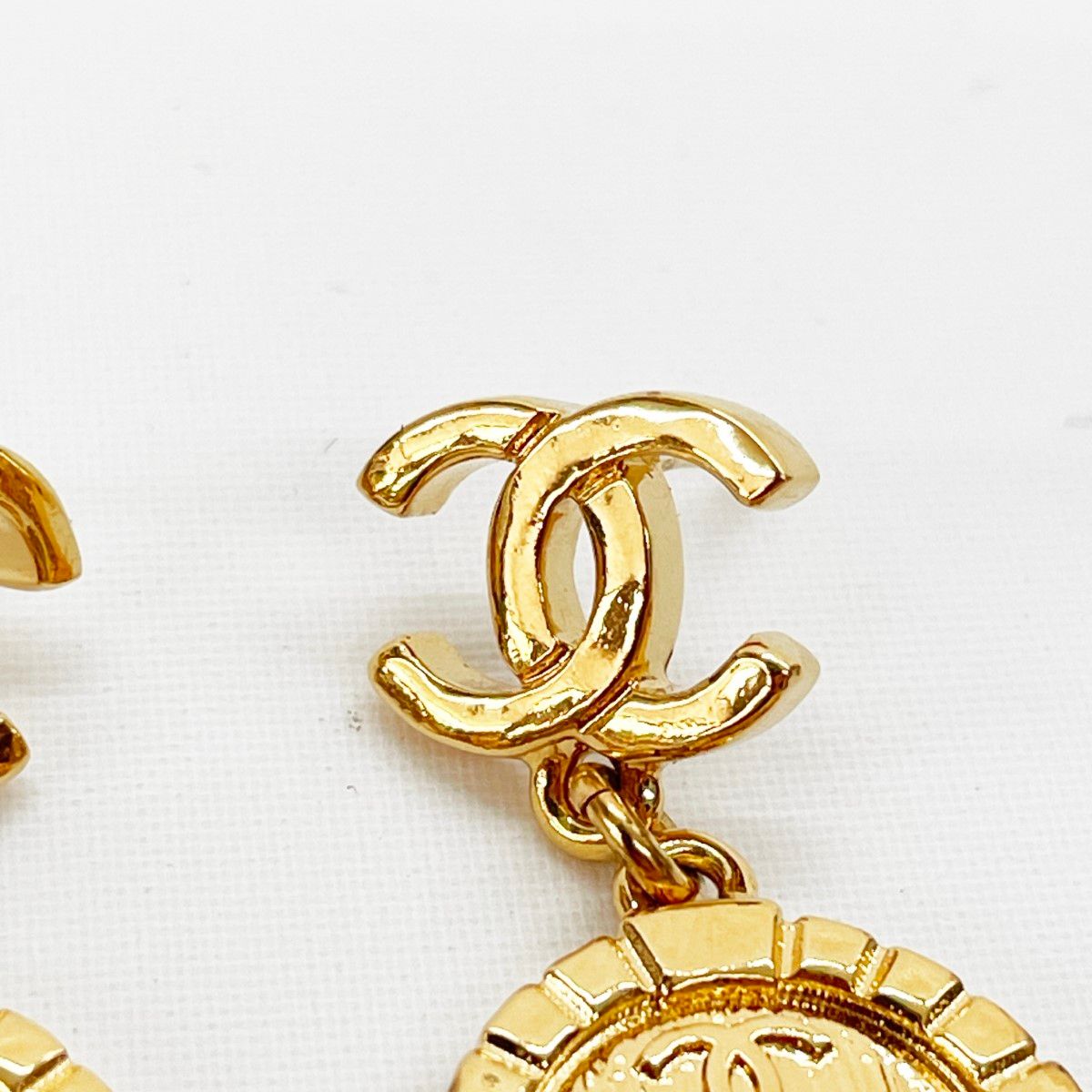 Chanel Earrings CC Logo Rue Canbon Gold — view 3