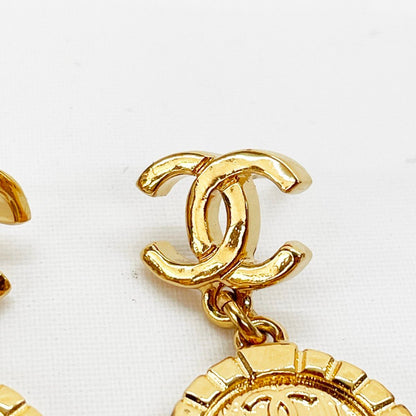 Chanel Earrings CC Logo Rue Canbon Gold — view 3