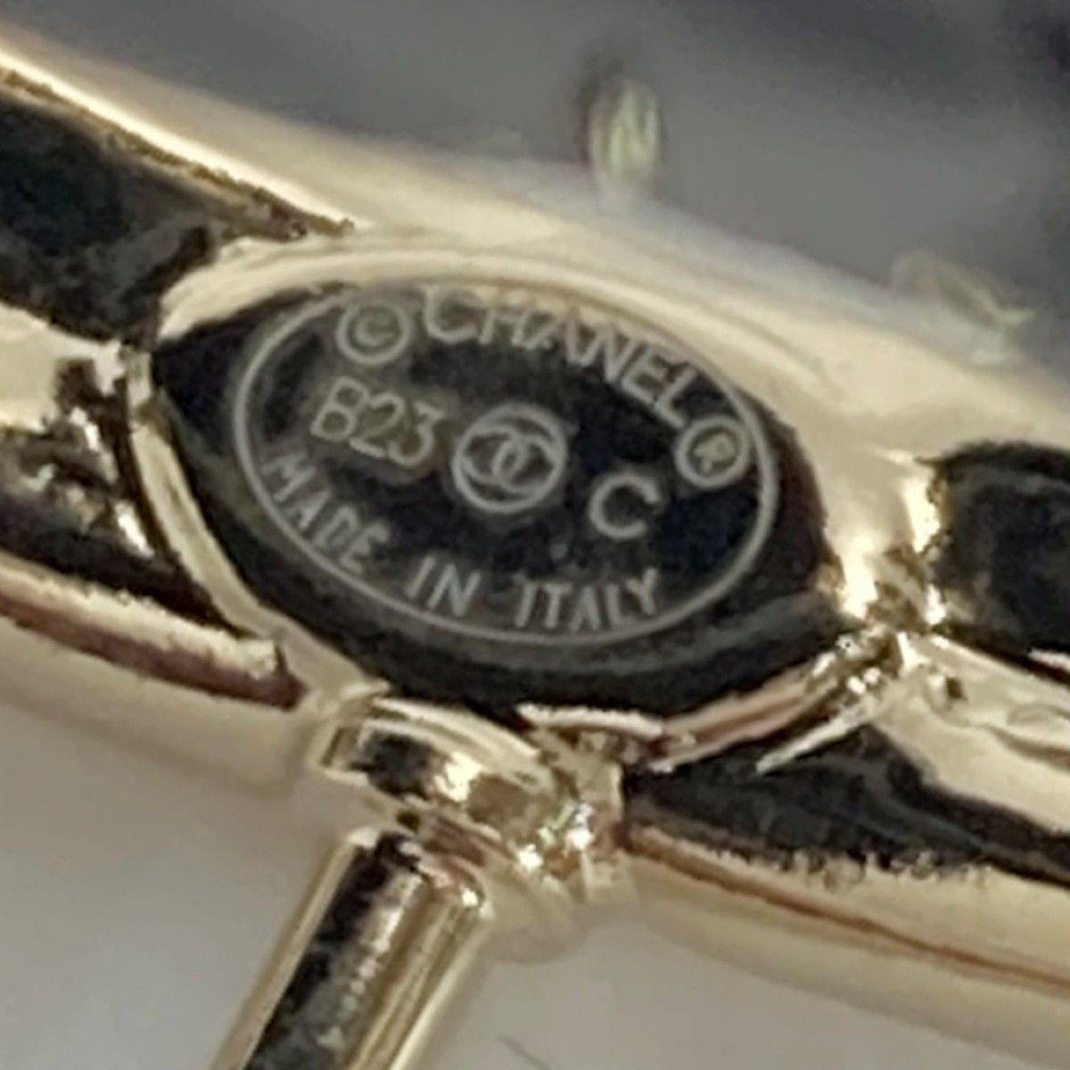 Chanel CC Logo Quilted Hoop Brooch Gold Black — view 5