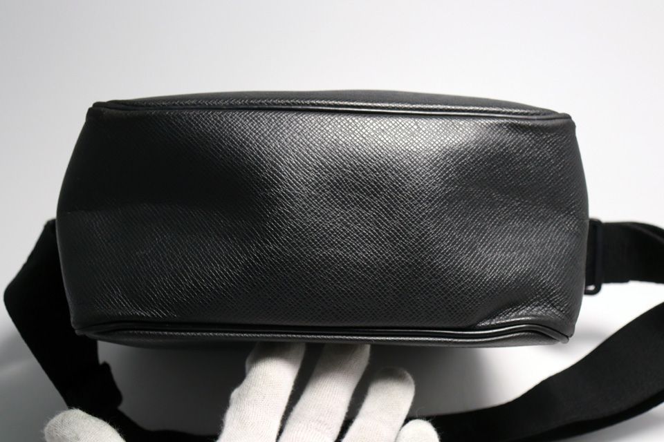 Louis Vuitton Taiga Leather Shoulder — view 3