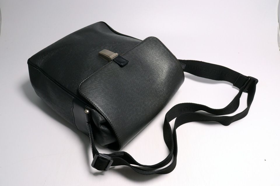 Louis Vuitton Taiga Leather Shoulder — view 9