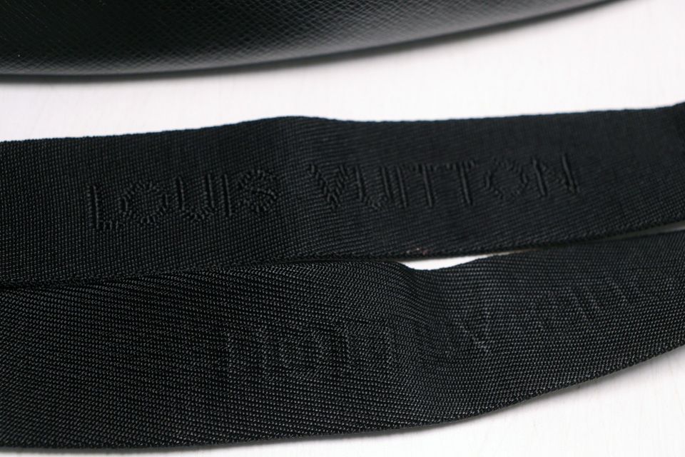 Louis Vuitton Taiga Leather Shoulder — view 8