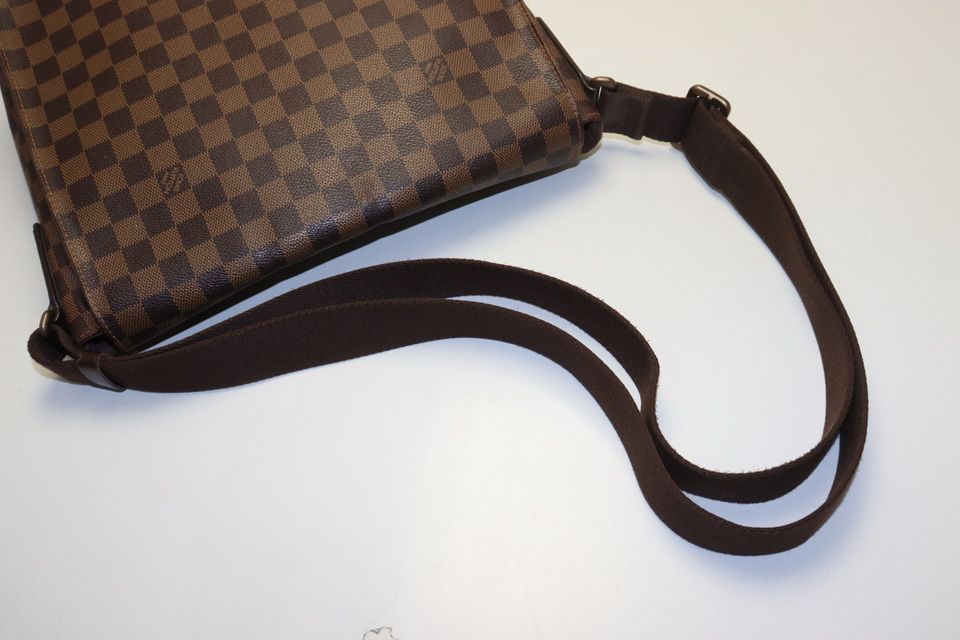 Louis Vuitton Damier District MM Leather Shoulder — view 6