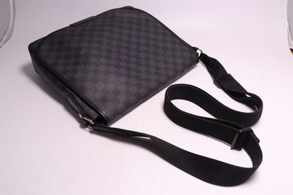 Louis Vuitton Damier Graphite Daniel MM Leather Shoulder — view 9