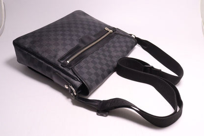 Louis Vuitton Damier Graphite Daniel MM Leather Shoulder — view 6