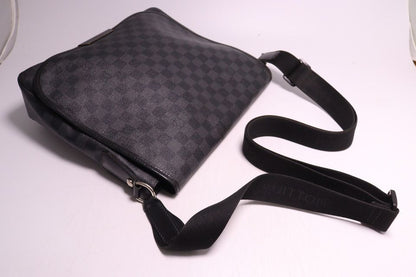 Louis Vuitton Damier Graphite Daniel MM Leather Shoulder — view 6