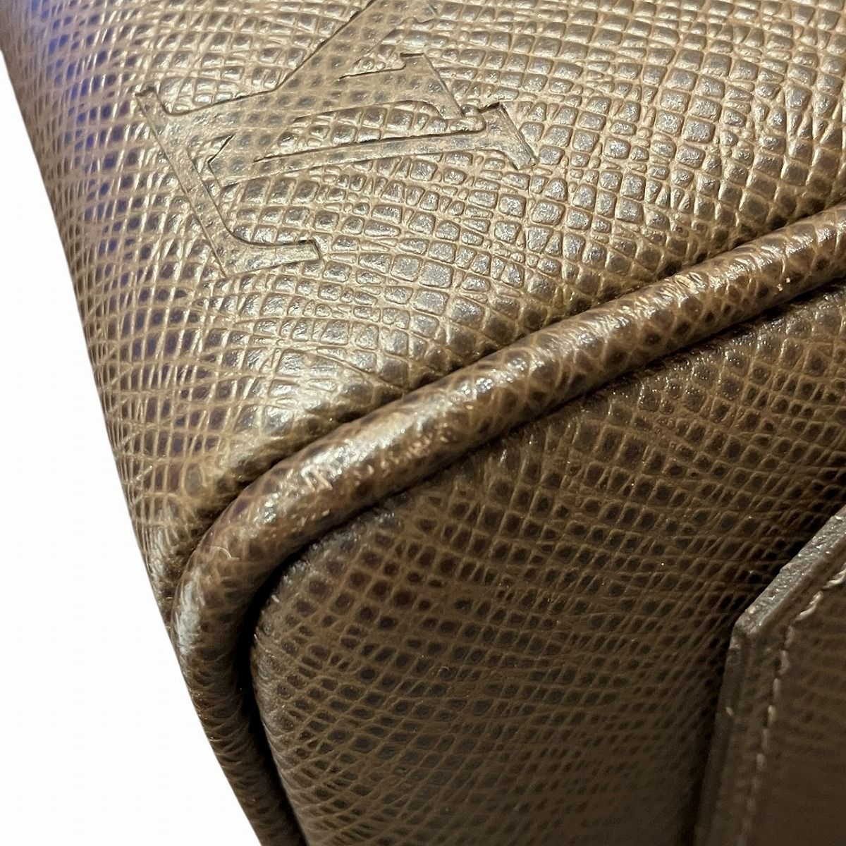 Louis Vuitton Trousse Yvan Taiga Second Bag Leather — view 7