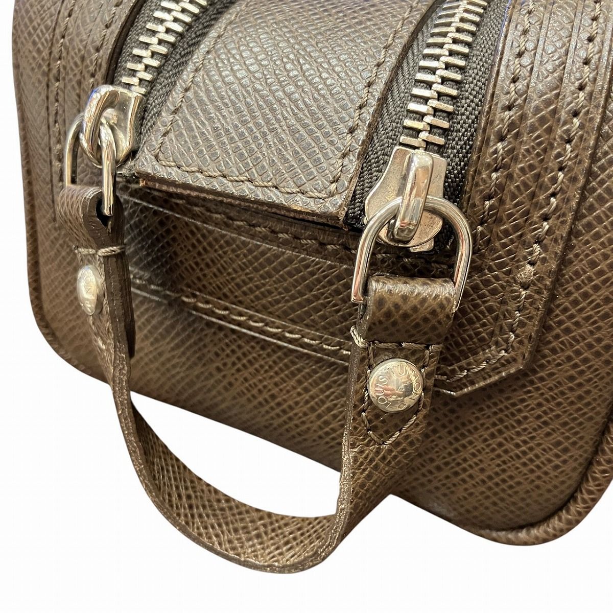 Louis Vuitton Trousse Yvan Taiga Second Bag Leather — view 8