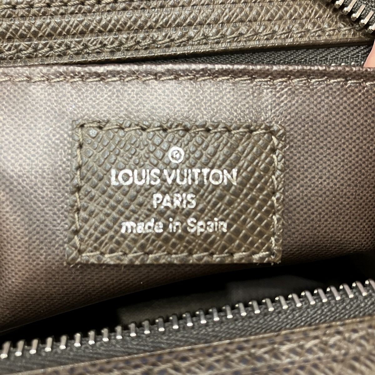 Louis Vuitton Trousse Yvan Taiga Second Bag Leather — view 4
