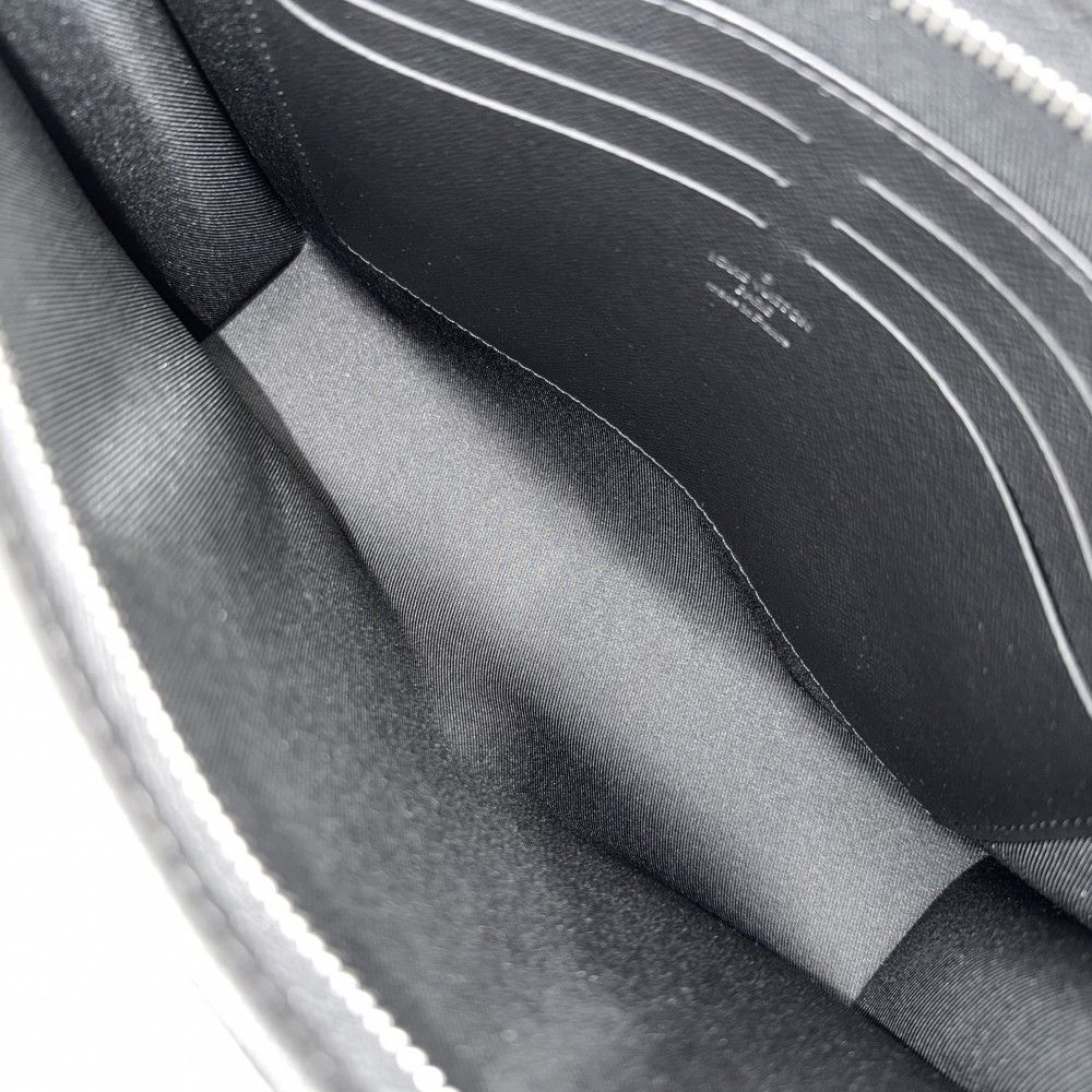 Louis Vuitton Clutch Taiga Pochette Voyage MM Second Black Silver — view 4