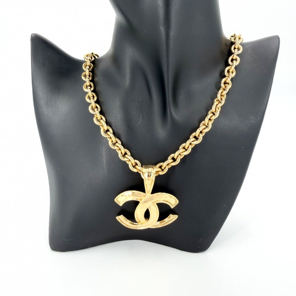 Chanel Necklace CC Logo Pendant Vintage Gold Plated — view 3