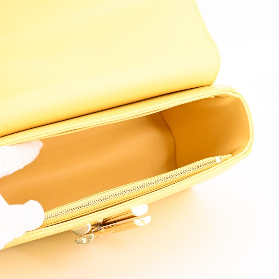 Louis Vuitton Shoulder Bag Twist MM — view 4
