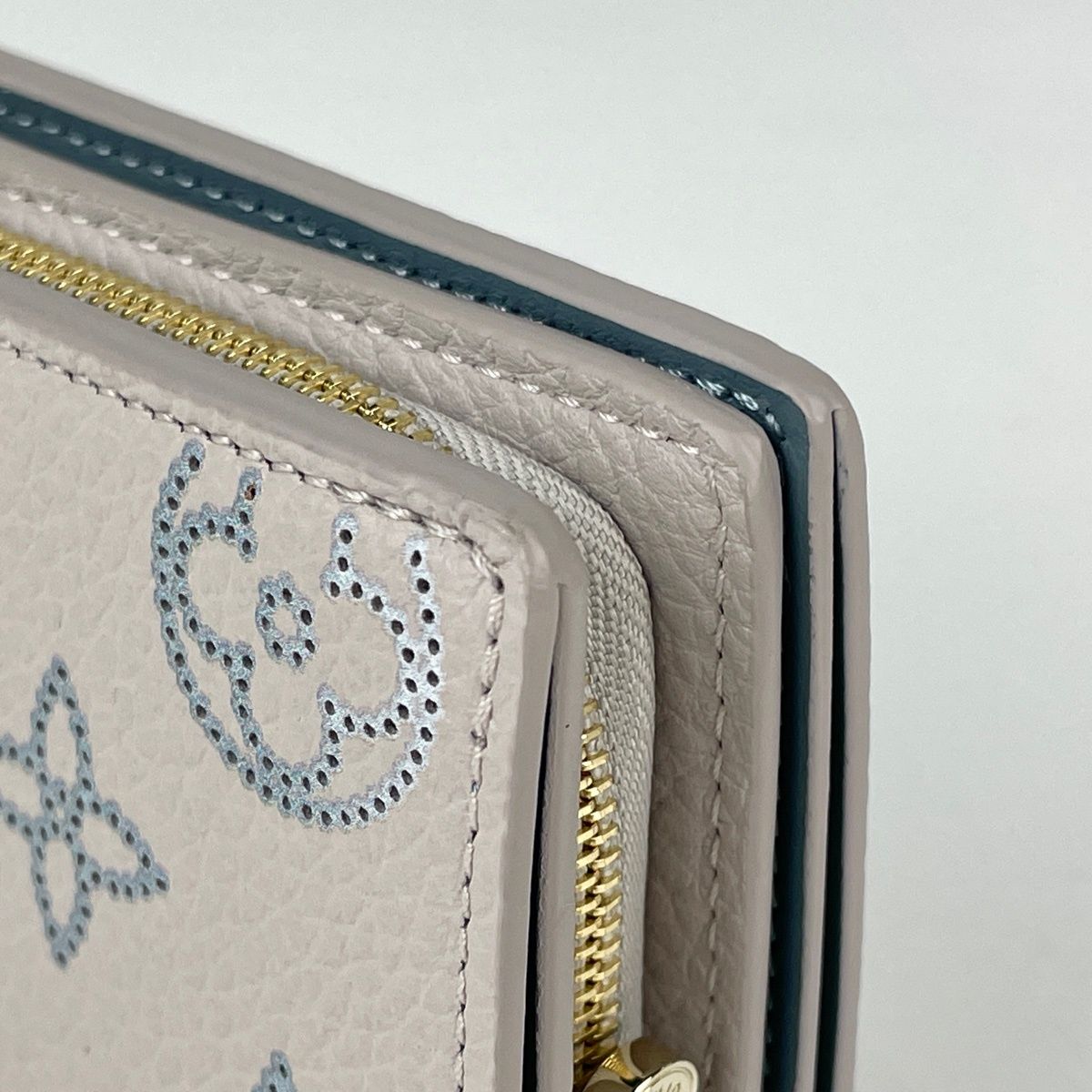 Louis Vuitton Portefeuille Clair Bifold Wallet Monogram Mahina Brume — view 4