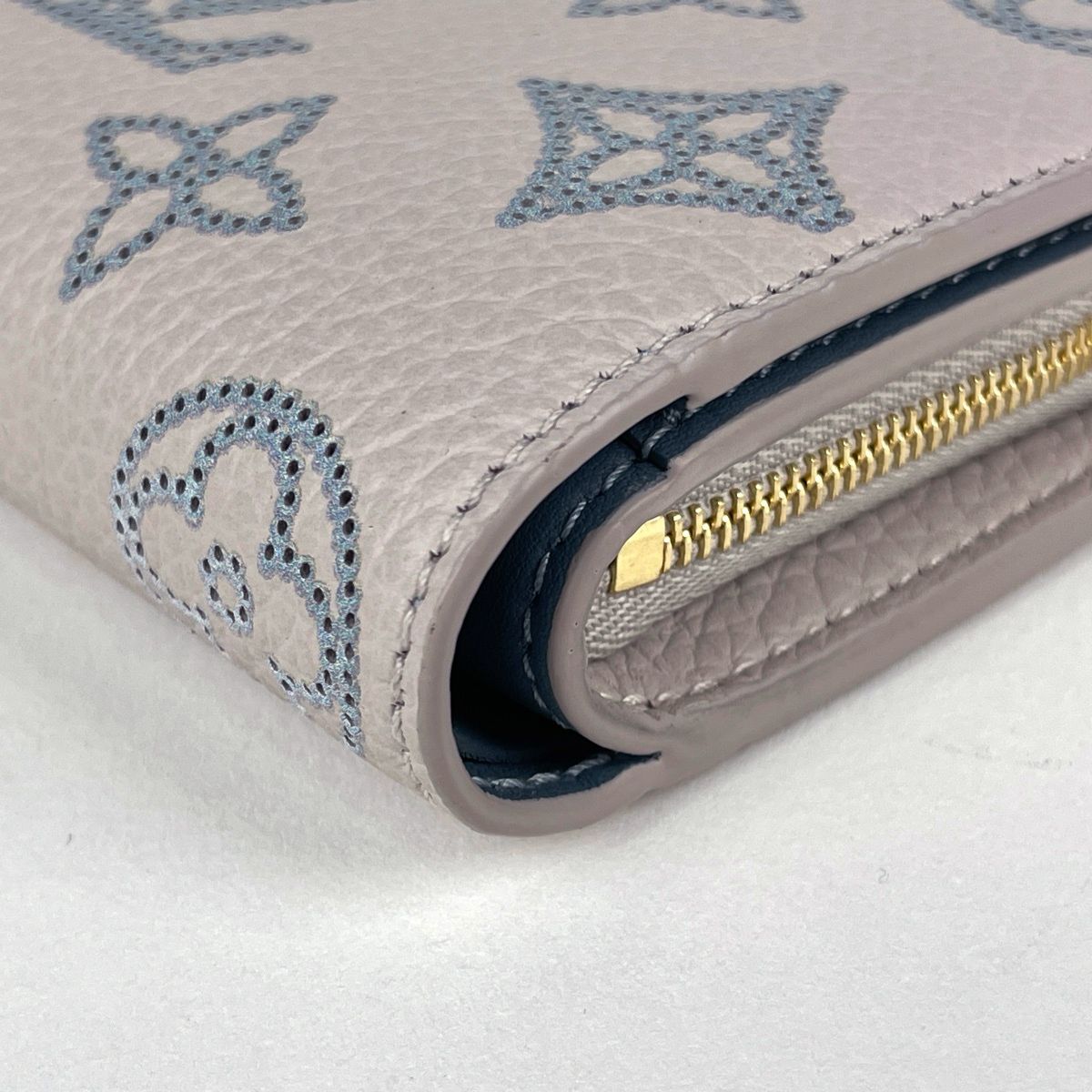 Louis Vuitton Portefeuille Clair Bifold Wallet Monogram Mahina Brume — view 3