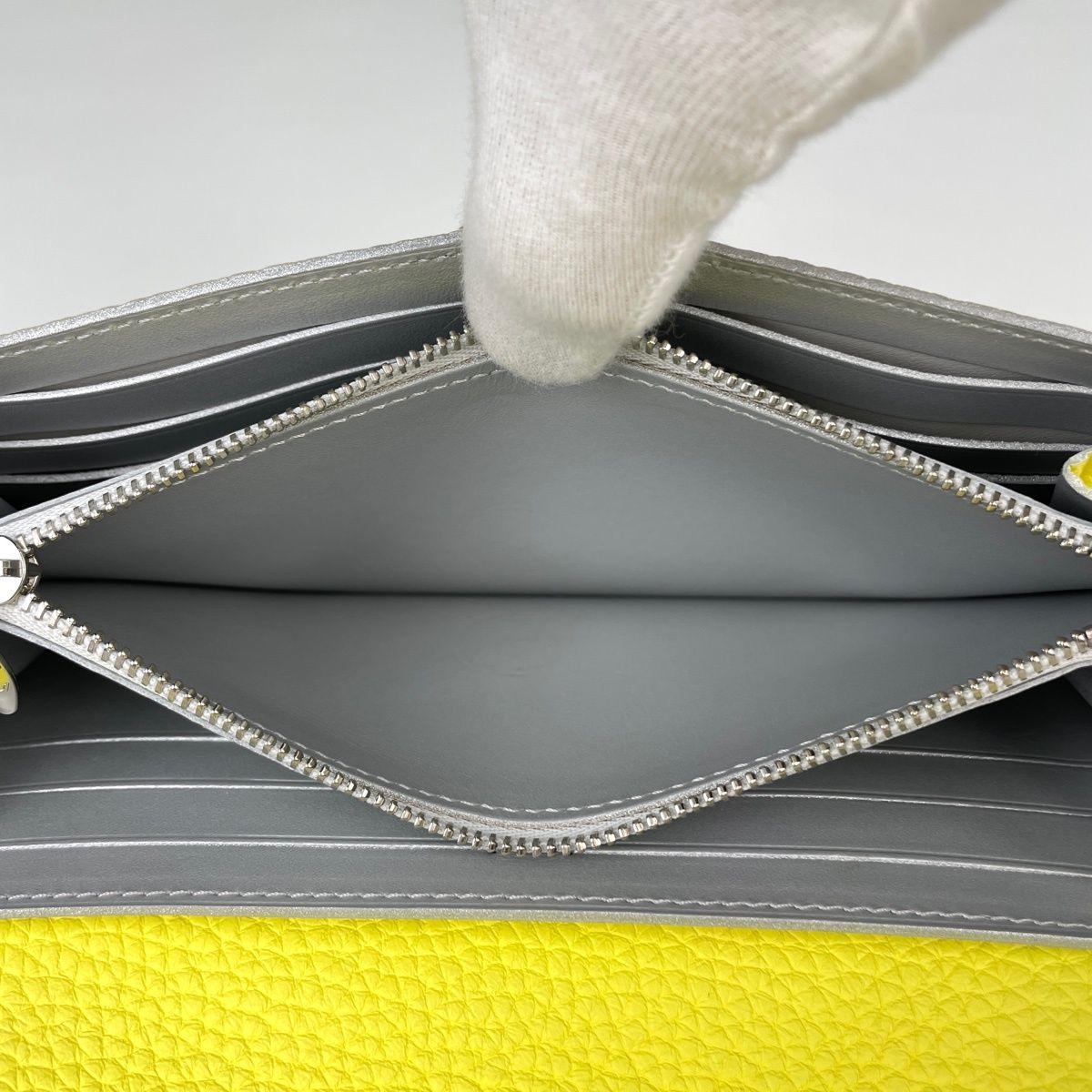 Louis Vuitton Portefeuille Capucines Wallet Taurillon Cles Mont — view 7