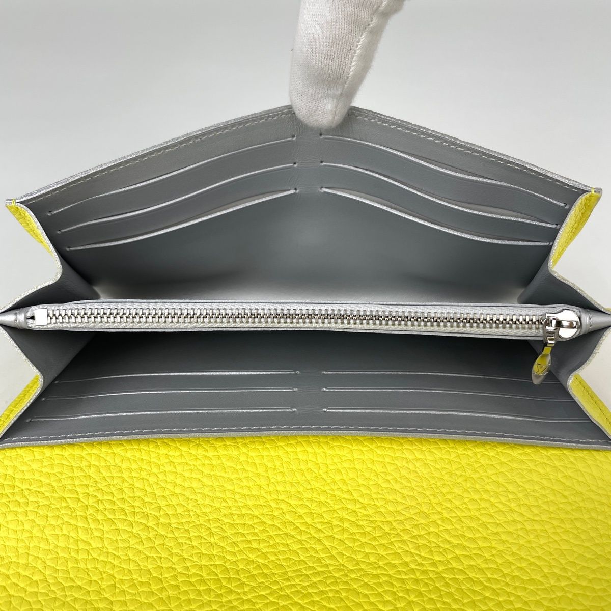 Louis Vuitton Portefeuille Capucines Wallet Taurillon Cles Mont — view 6