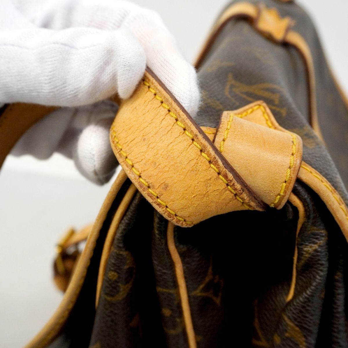 Louis Vuitton Shoulder Bag Monogram Saumur 35 Brown — view 9