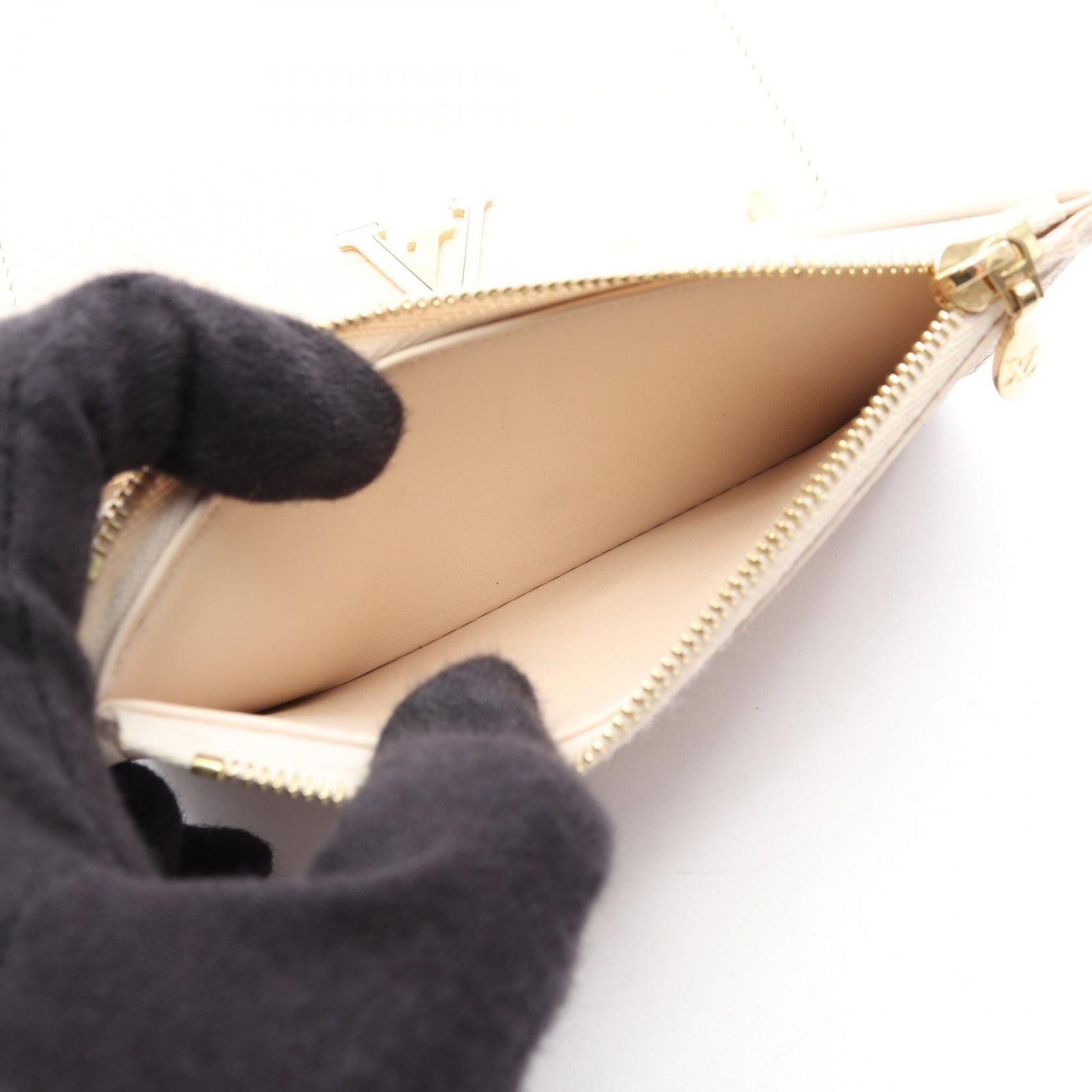 Louis Vuitton Trifold Wallet Portefeuille Capucines Compact Quartz Leather Watch — view 4