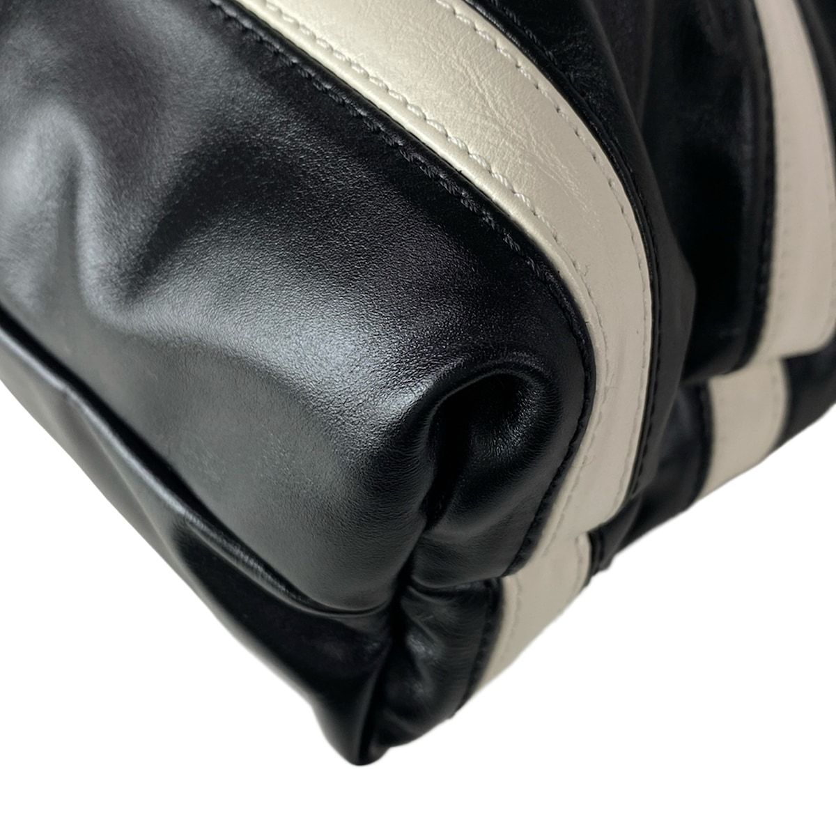 Chanel Shoulder Bag 22 Small Black White — view 8