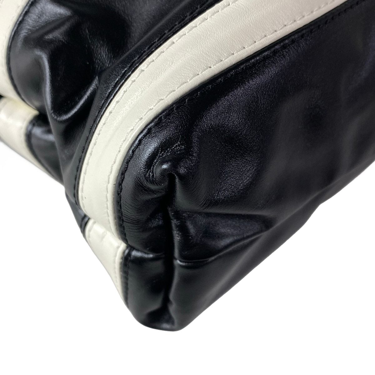 Chanel Shoulder Bag 22 Small Black White — view 7