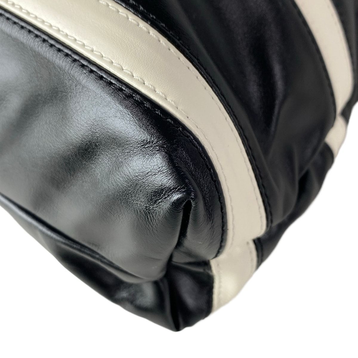 Chanel Shoulder Bag 22 Small Black White — view 6