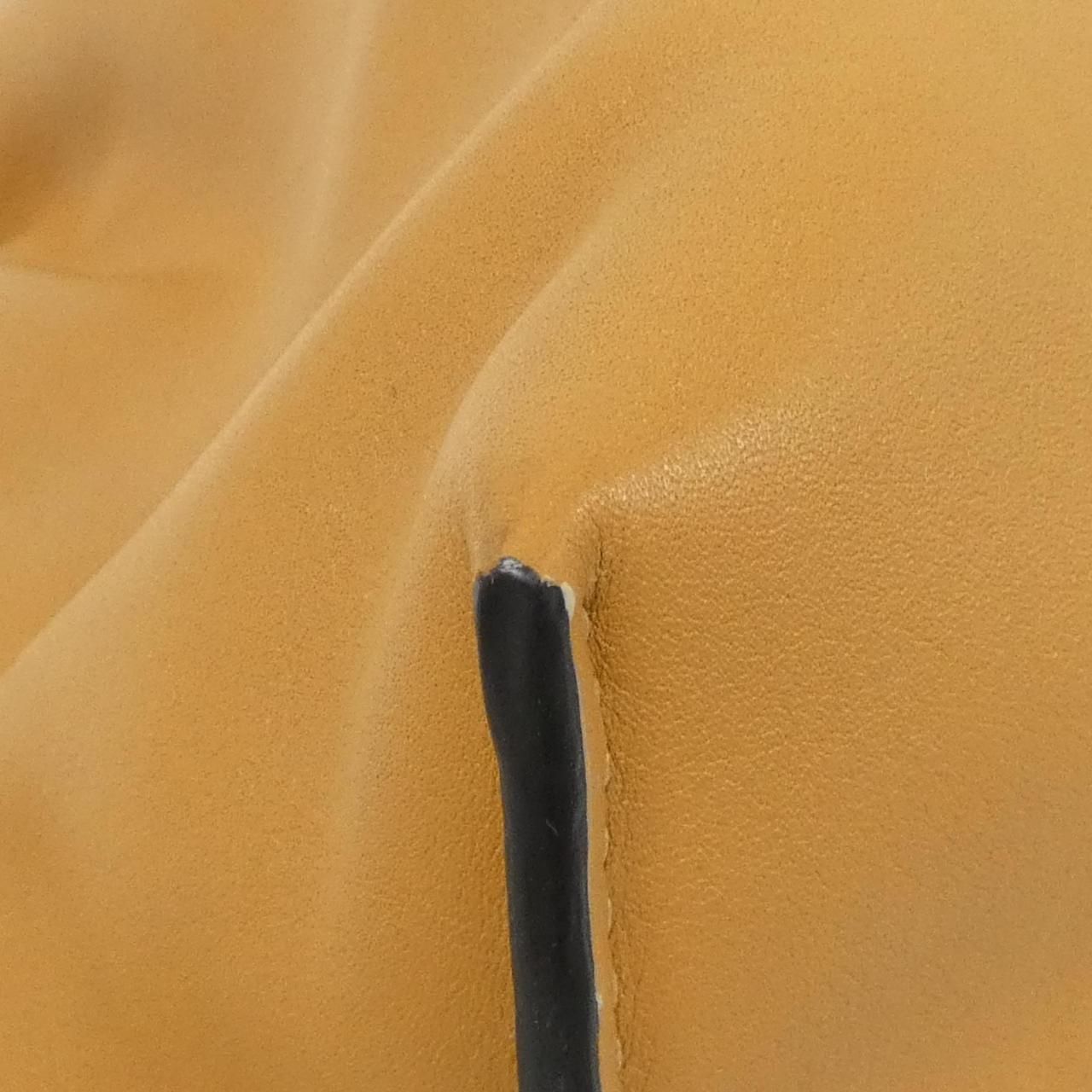 Loewe Flamenco Clutch Gold — view 3