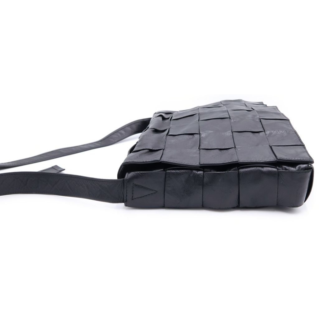 Bottega Veneta Intrecciato Leather Messenger Back Black — view 3