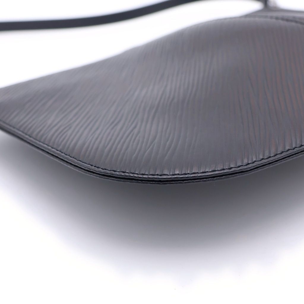 Louis Vuitton Epi Pochette Demi Lune One Mini Shoulder Bag Black Leather Silver — view 4