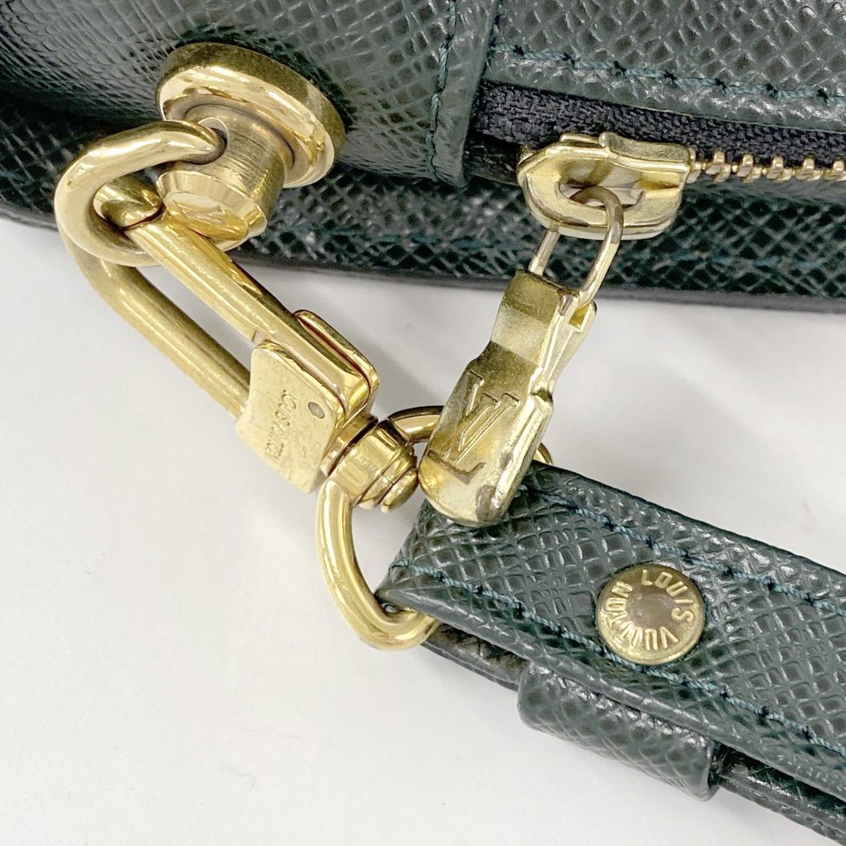 Louis Vuitton Clutch Taiga Baikal Epi — view 9