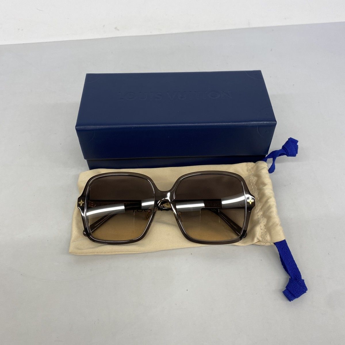 Louis Vuitton Sunglasses LV Aura Square Anthracite Eyewear — view 8