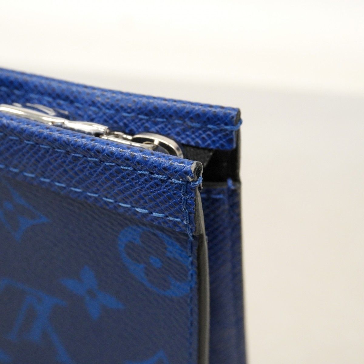 Louis Vuitton Clutch Taigarama Pochette Voyage MM Blue — view 7
