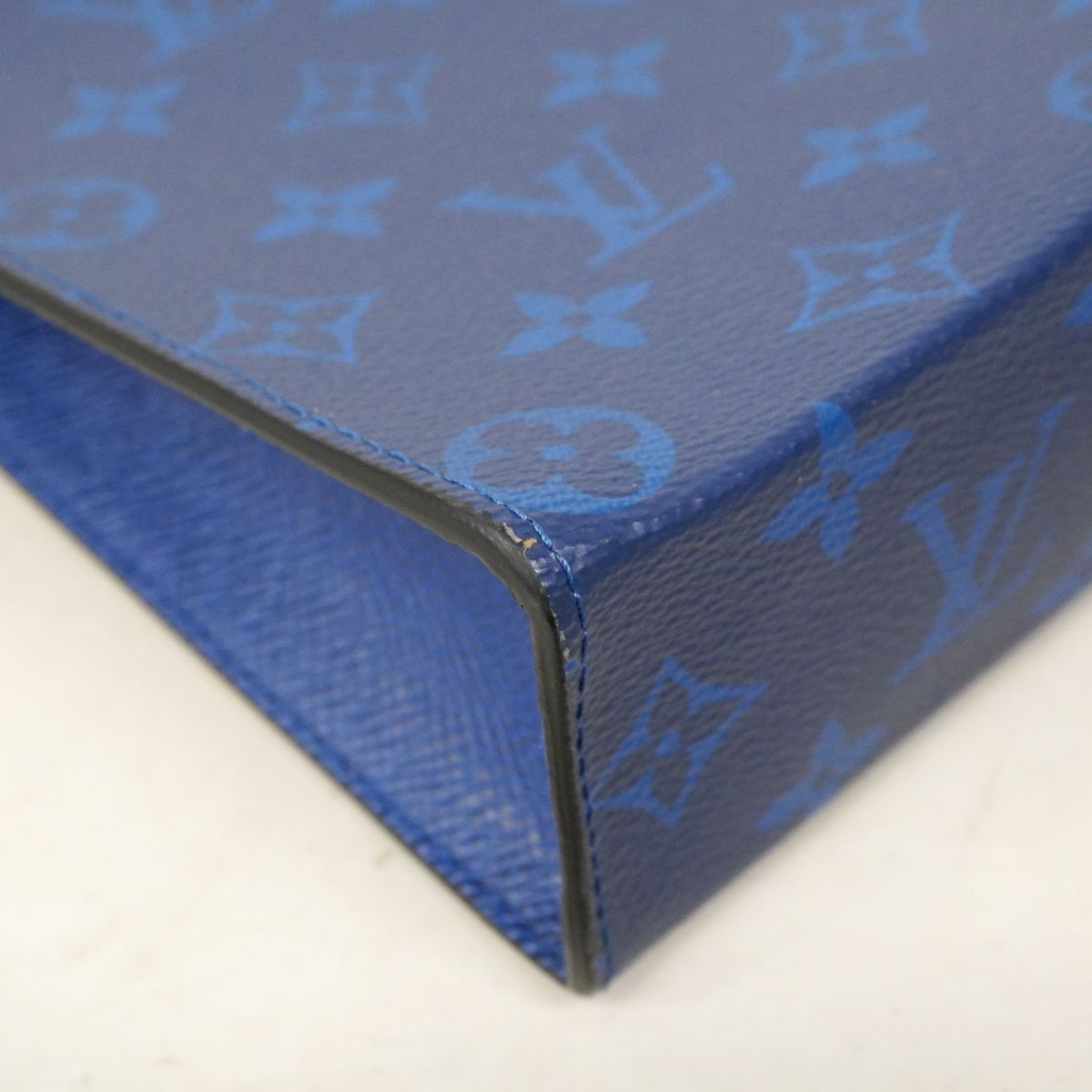 Louis Vuitton Clutch Taigarama Pochette Voyage MM Blue — view 6