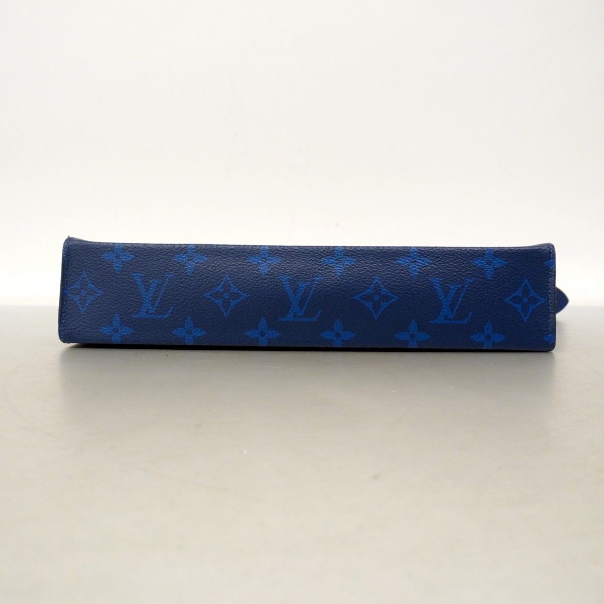 Louis Vuitton Clutch Taigarama Pochette Voyage MM Blue — view 3