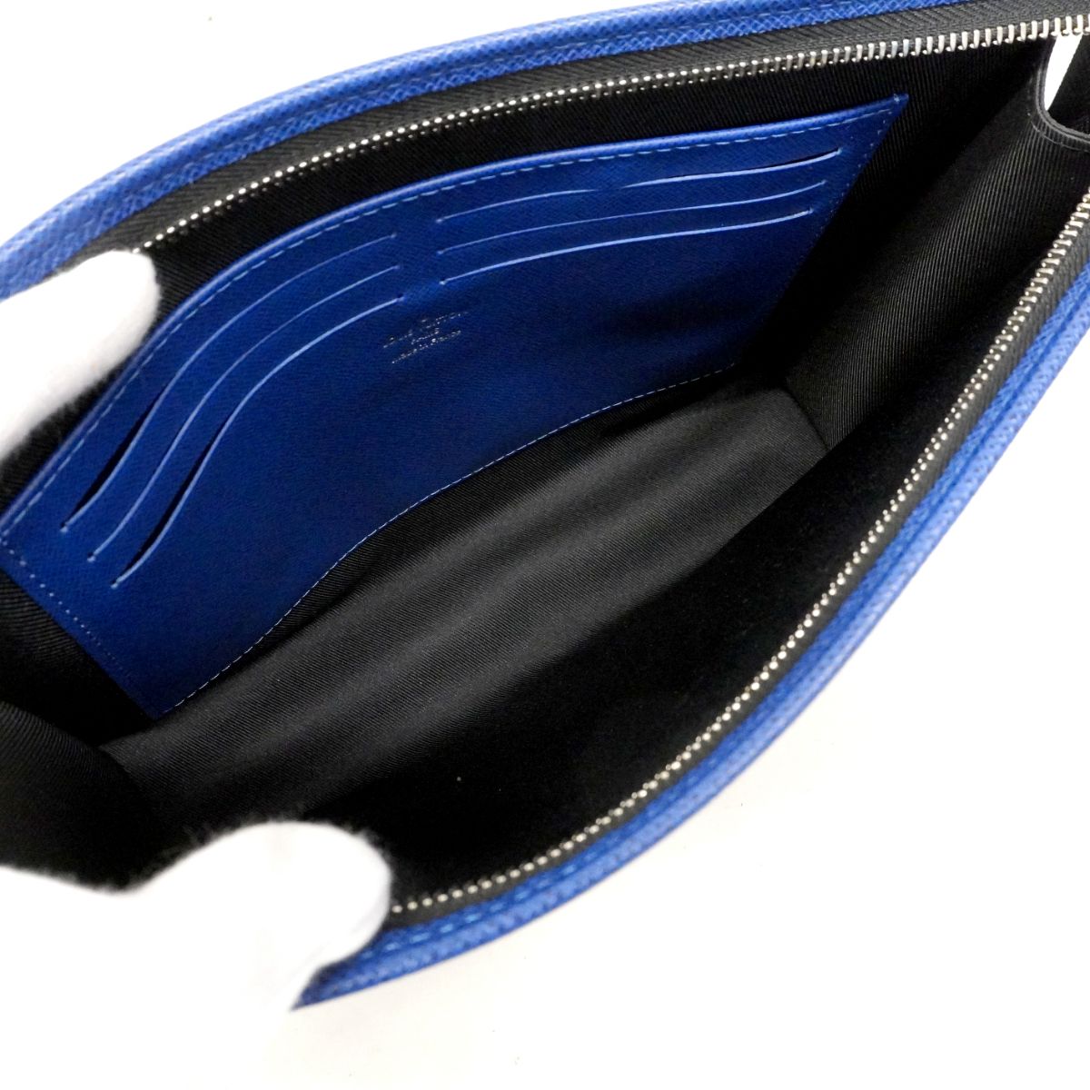 Louis Vuitton Clutch Taigarama Pochette Voyage MM Blue — view 4