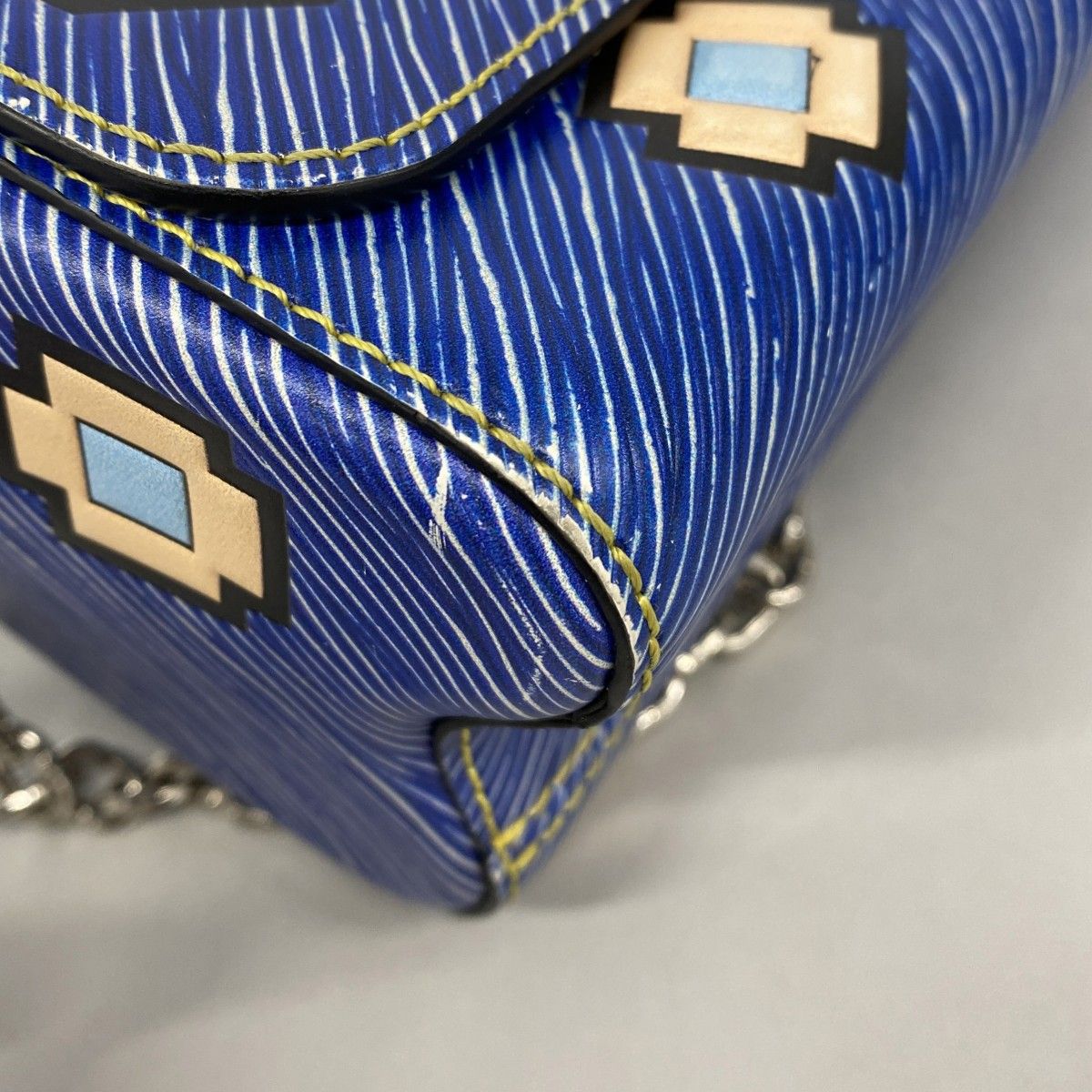 Louis Vuitton Shoulder Bag Epi Twist MM Blue — view 6