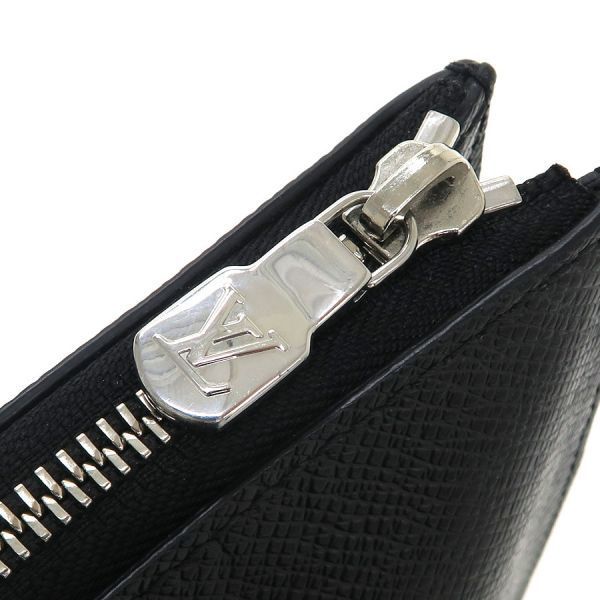 Louis Vuitton Taiga Pochette Handbag — view 9