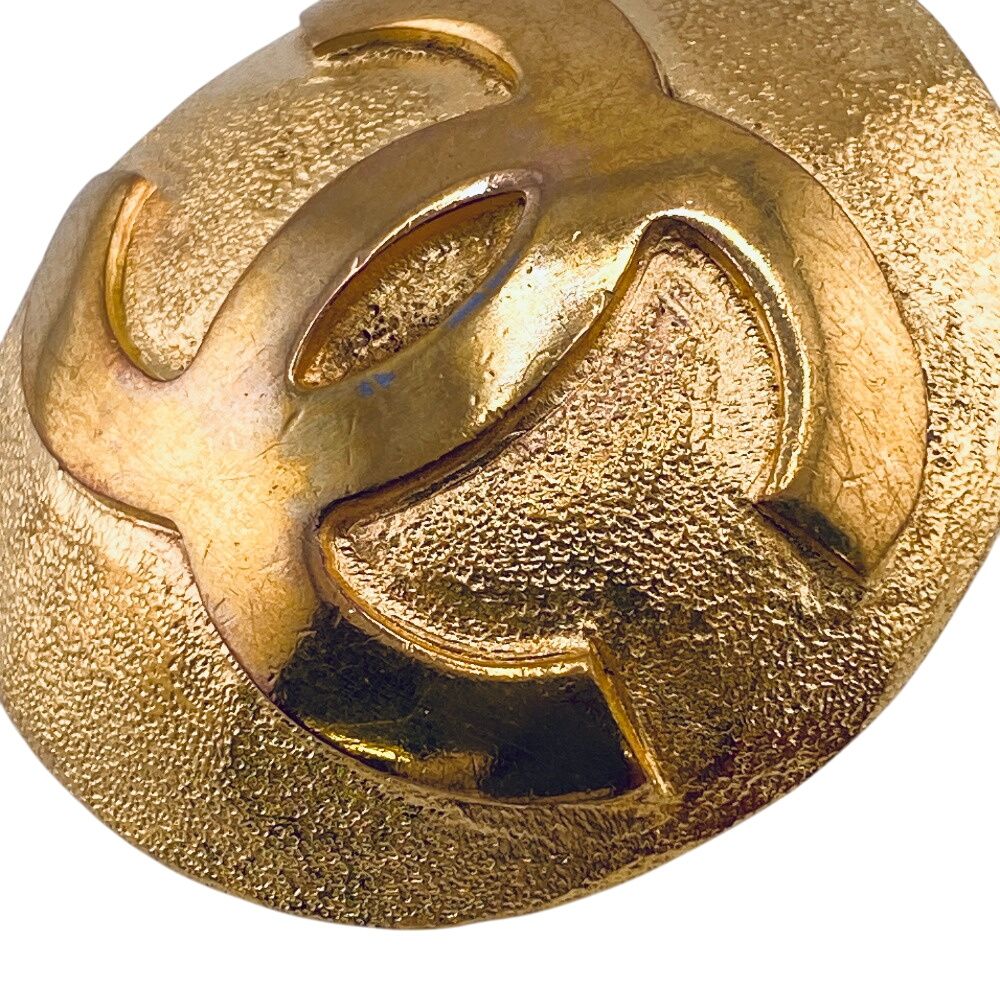 Chanel 29 CC Logo Brooch Gold — view 3