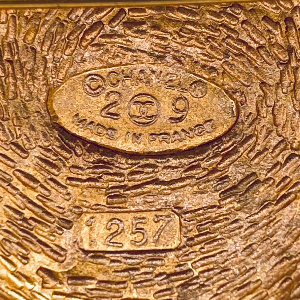 Chanel 29 CC Logo Brooch Gold — view 8