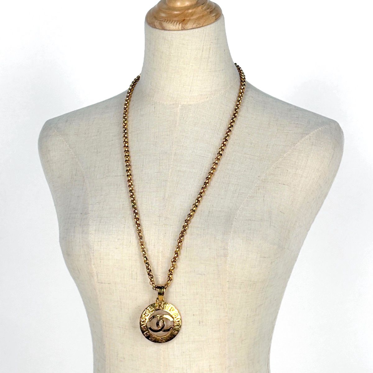 Chanel CC Logo Round Necklace Gold Plated — view 6