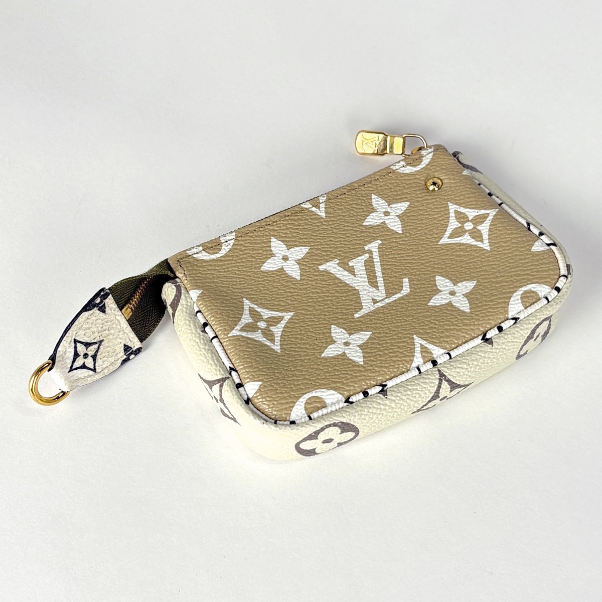 Louis Vuitton Mini Pochette Pouch Monogram Giant Khaki Beige — view 2