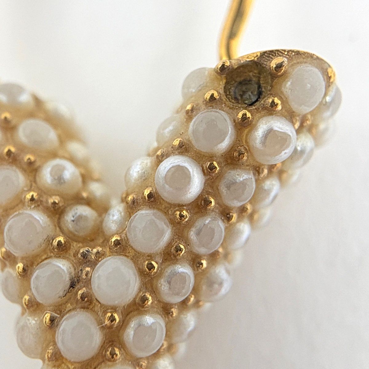 Louis Vuitton Doreil Hoop Essential Lou Earrings Faux Pearl White Gold — view 6