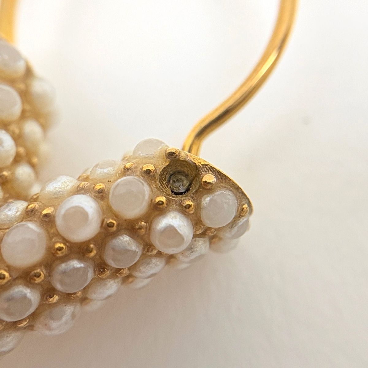 Louis Vuitton Doreil Hoop Essential Lou Earrings Faux Pearl White Gold — view 5