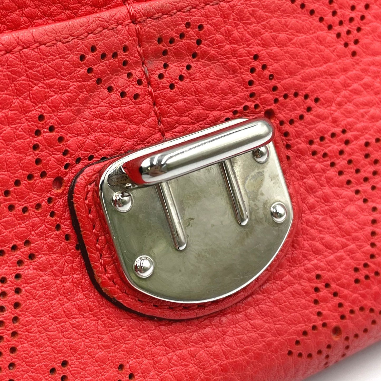 Louis Vuitton Portefeuille Iris Mahina Corail Leather Red Bifold Wallet Silver — view 8