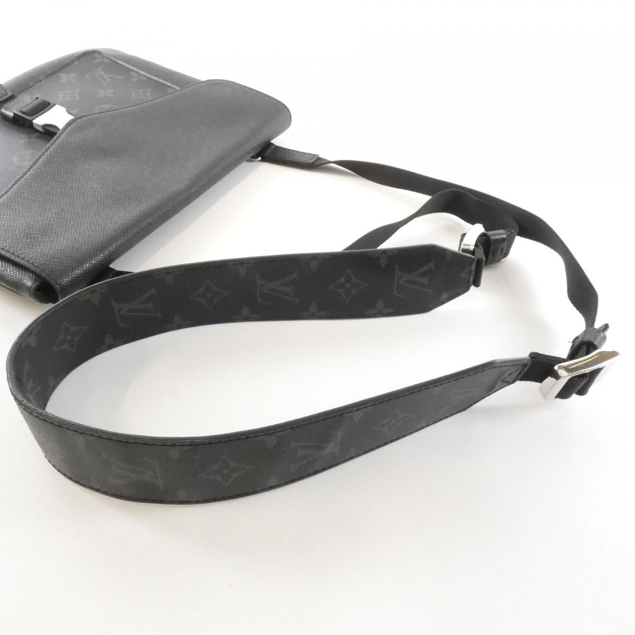 Louis Vuitton Taiga Lama Flap Messenger Shoulder — view 6