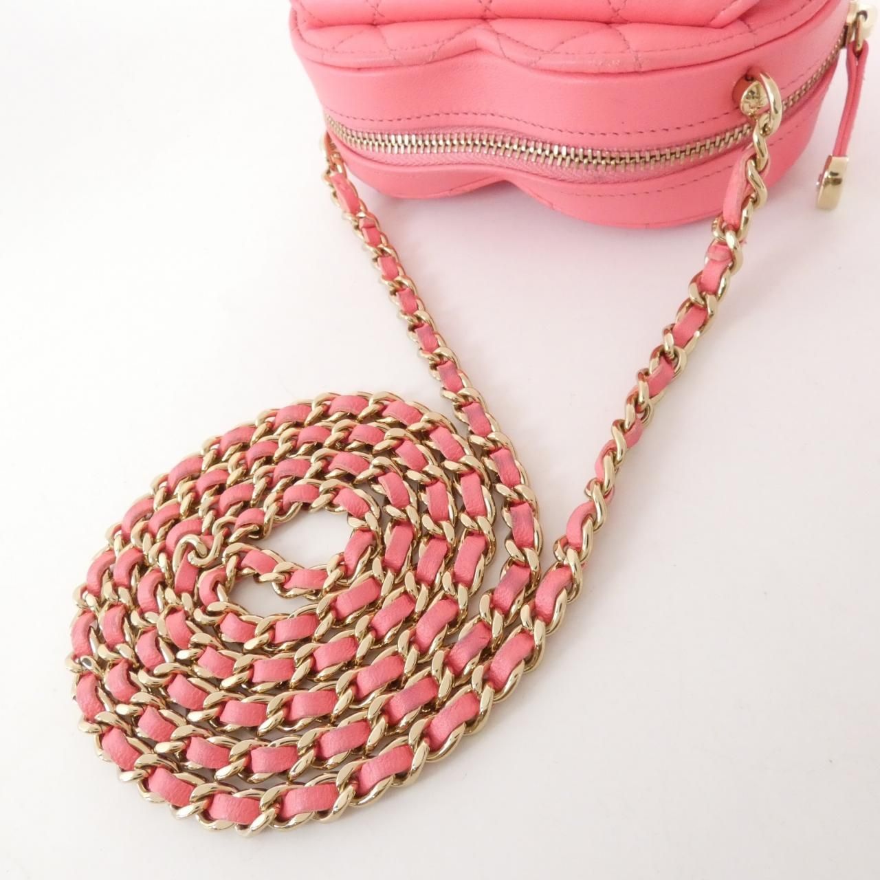 Chanel Shoulder Bag Pink Heart — view 8