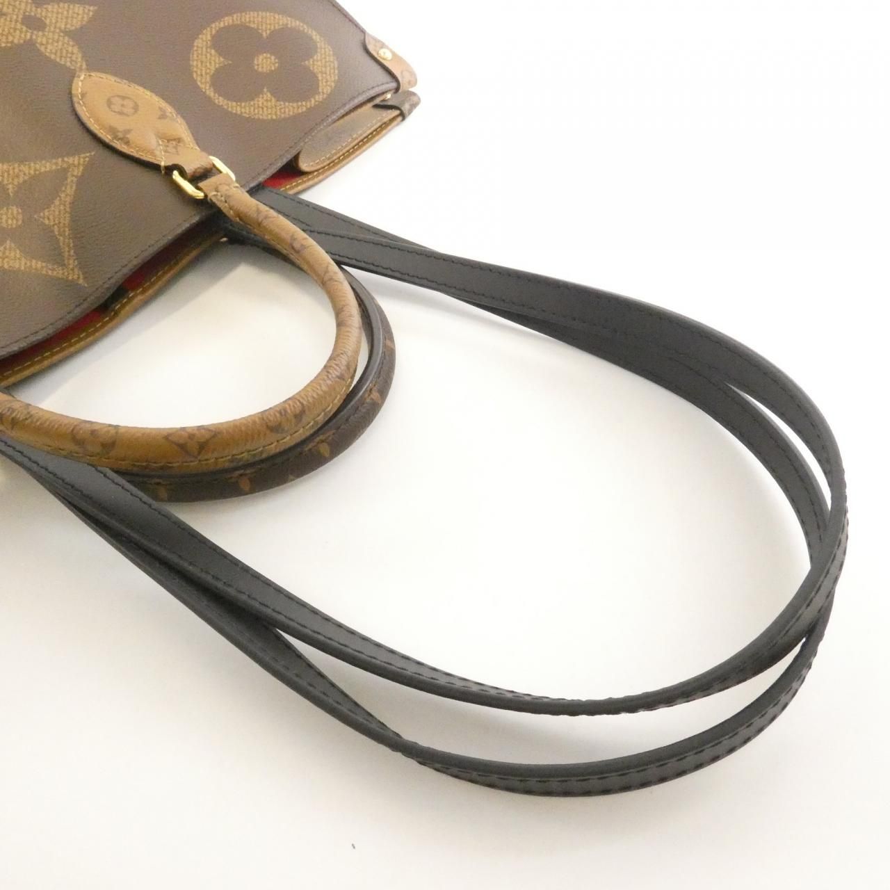 Louis Vuitton Monogram Giant On The Go GM — view 4