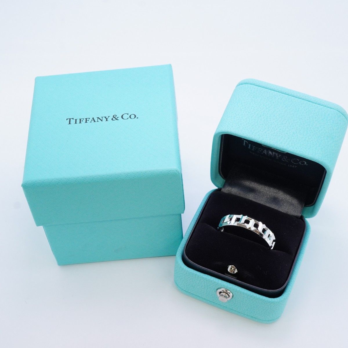 Tiffany & Co Ring T True Wide 18k White Gold — view 7