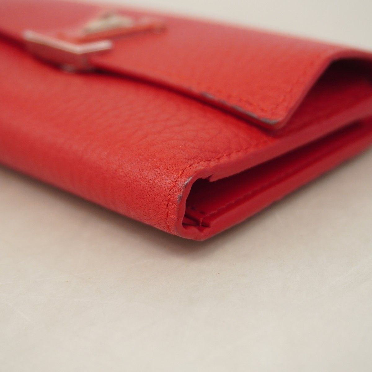 Louis Vuitton Trifold Wallet Taurillon Portefeuille Capucines Compact Ruby — view 6