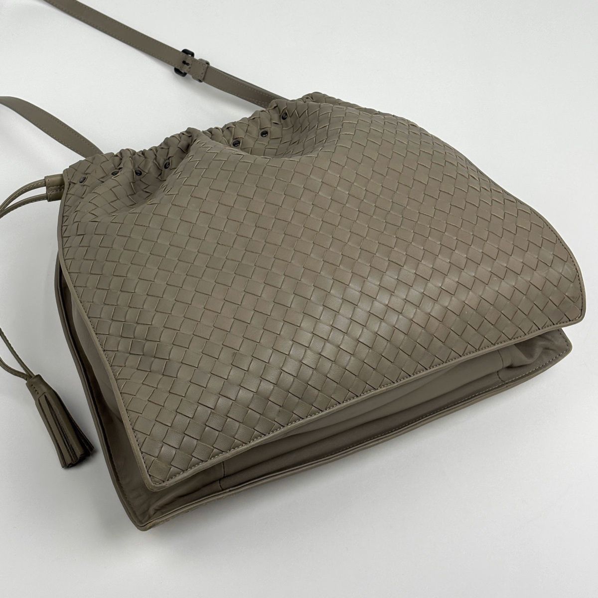 Bottega Veneta Intrecciato Shoulder Bag Drawstring Leather Gray — view 2